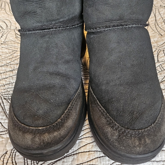 VGUC UGG Ultimate Short 5275 Black Suede Sheepskin Boots Womens 7 - Picture 8 of 16